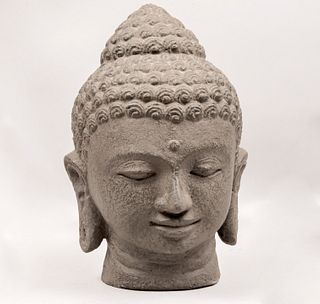 Cabeza del Príncipe Siddharta Gautama (Buda). Indonesia. Siglo XX. Elaborada en piedra. Con base de madera tallada. 29 x 19 x 19 cm