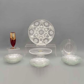 Lote de 15 piezas. Siglo XX. Diferentes diseños. Elaboradas en cristal, uno de Bohemia. Consta de: copa, 2 centros de mesa y 12 platos.