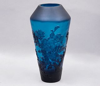 Florero. Siglo XX. A la manera de ÉMILE GALLÉ. Elaborado en cristal tipo camafeo color azul. Decorado con elementos florales y aves.
