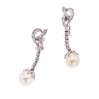 Par de aretes vintage con perlas y diamantes en plata paladio. 2 perlas cultivadas color crema de 9 mm. 32 diamantes corte 8 x 8...
