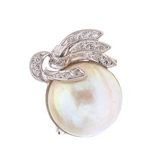 Anillo vintage con media perla y diamantes en plata paladio. 1 media perla cultivada color crema de 15 mm. Talla: 6. Peso: 8.3...