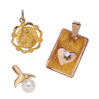 Dos pendientes y medalla con perla y simulante en oro amarillo de 10k. 1 perla cultivada color crema de 5 mm. Peso: 4.0 g.
