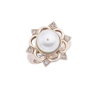 Anillo con perla y simulantes en plata .925. 1 perla cultivada color blanco de 10 mm. Talla: 6. Peso: 9.4 g.
