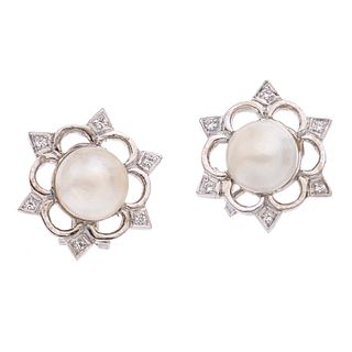 Par de aretes con perlas y simulantes en plata .925. 2 perlas cultivadas de 10 mm. Peso: 8.3 g.