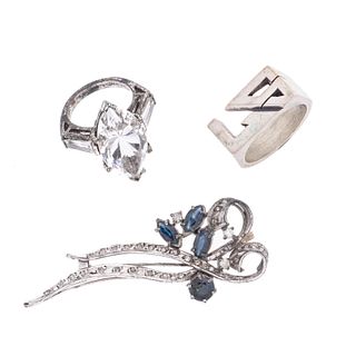 Prendedor y dos anillos con zafiros, diamantes y simulantes  en plata .925 y plata paladio. 4 zafiros corte marquís y redondo. 2...