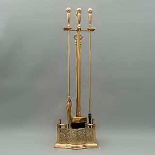 Juego de accesorios para chimenea. Siglo XX. Elaborados en metal dorado. Consta de: cepillo, pala, base y 2 atizadores. Piezas: 5