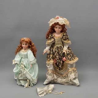 Lote de 2 muñecas. Una rose 1-5000. En porcelana, tela y material sintético. Vestidos con elementos vegetales y florales.