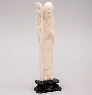 Xiu Shing. Origen oriental. Siglo XX. En talla de marfil. Con base de madera. 15.5 x 3.5 x 2 cm