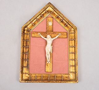 CRISTO EN LA CRUZ. SIGLO XX. Talla en marfil sobre cruz latina posterior de madera. Con fondo textil y marco de madera dorado.