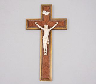 CRISTO EN LA CRUZ. SIGLO XX. Elaborado en marfil con cruz latina en marquetería y filos dorados.