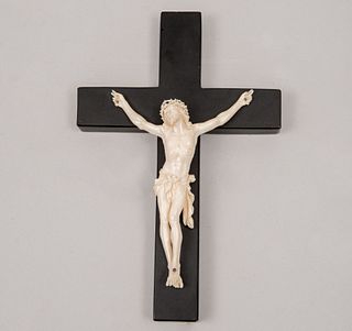 CRISTO EN LA CRUZ. SIGLO XX.  Elaborado en marfil con cruz latina en madera ebonizada.
