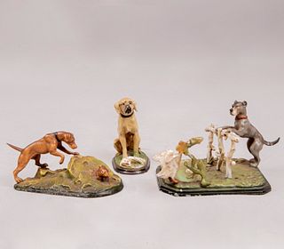 Lote de 3 perros cazadores. Sobre los diseños de Paul-Édouard Delabrièrre. Siglo XIX. Elaborados en plomo policromado. Diferentes razas