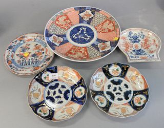 Five Imari Export porcelain dishes, charger, two scallop edge plates, etc., dia. of largest 13 3/8".