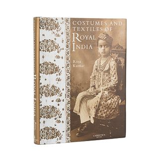 Kumar, Ritu. Costumes and Textiles of Royal India. London: Christie's Books, 1999. Primera edición. Editado por Cathy Muscat.