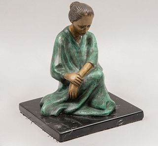 Mario Alberto Villarreal (México siglo XX). Mujer meditando. Firmada. Fundición en bronce patinado 19/25. Con base de mármol.