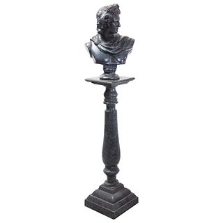 Busto de Alejandro Magno con pedestal. Origen europeo. Siglo XX. Estilo Neoclásico. Fundición en antimonio patinado.