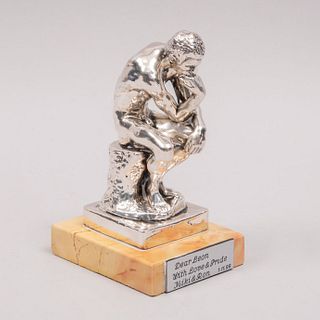 "El pensador". Reproducción de la obra de Auguste Rodin. Israel. Siglo XX. Elaborada en electrobaño de plata. Con base de piedra.