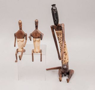 Lote de 3 figuras votivas. Timor, Indonesia. Siglo XX. Elaboradas en madera tallada y hueso. Decoradas con elementos esgrafiados.