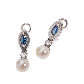 Par de aretes con perlas, zafiros y simulantes en plata .925. 2 perlas cultivadas en color crema de 9 mm. 2 zafiros corte marquí...