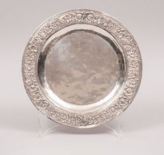 Platón. México, siglo XX. Elaborado en plata repujada y cincelada Ley 0.925. sellado VIGUERAS. Peso: 248 g.