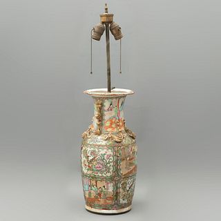 Lámpara de mesa. China. Siglo XX. En cerámica. Diseño a manera de jarrón. Para 2 luces. Decorada con escenas orientales.