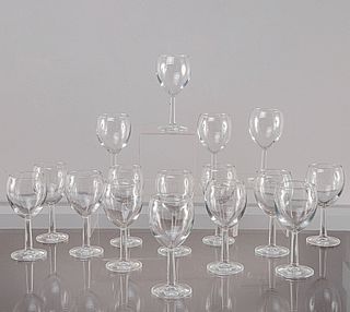 Servicio de 45 copas para vino tinto. Siglo XX. Elaboradas en cristal transparente. Diseño liso.