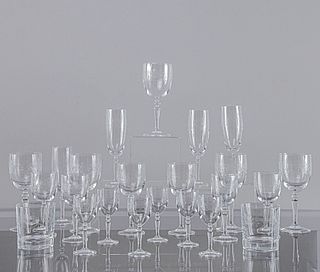 Servicio abierto de 55 copas. Siglo XX. En cristal transparente unas en diseño liso. Unas decoradas en relieve con motivos orgánicos.