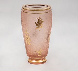Florero. Siglo XX. Elaborado en vidrio esmerilado color rosado. Decorado con elementos vegetales, florales, cenefas y esmalte dorado.