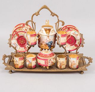 Juego de té. Austria. Principios del siglo XX. En porcelana Royal Vienna. Consta de: charola, cremera, azucarera y 6 ternos. Piezas: 15
