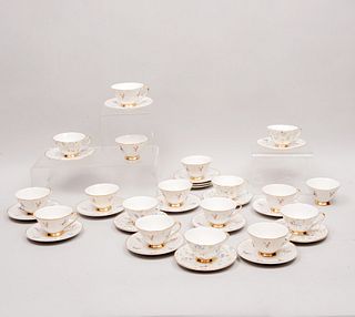 Lote de 18 ternos. México. Siglo XX. Elaborados en porcelana Coronación. Diferentes modelos. Decorados con elementos florales.