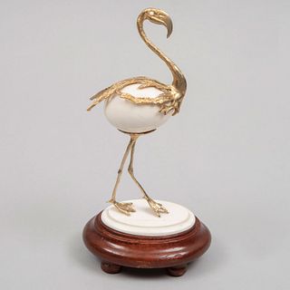 Flamingo. Siglo XX. Talla en marfil con engarzados de chapa de oro calada y base de madera. 14.5 cm de altura