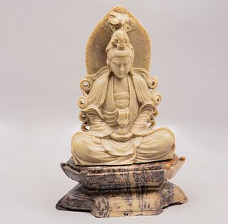 Bodhisattva Guanyin. Origen oriental. Siglo XX. Elaborado en serpentina. 27 x 17 x 9 cm