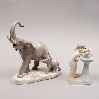 Lote de 2 figuras decorativas. España. Siglo XX. Elaboradas en porcelana Lladró. Consta de: elefante y niña.