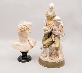 Lote de 2 piezas. Siglo XX. Consta de: G. RUGGERI Busto de "El David" Reproducción de la obra de Michelangelo Buonarroti. Otro.