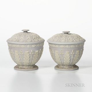 Pair of Wedgwood Pale Lilac Jasper Dip Bowls and Covers, England, 19th century, applied white acanthus and bellflowers and with an oak