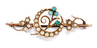 AN EDWARDIAN 9CT TURQUOISE AND SPLIT PEARL BROOCH, the cent