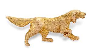 AN ENGLISH SETTER BROOCH, the naturalistically modelled dog