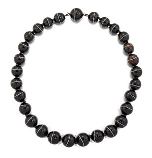 A BANDED AGATE BEAD NECKLACE, the round banded agate beads,