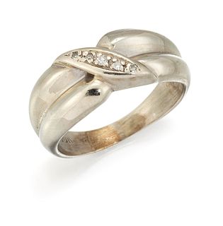 A DIAMOND CROSSOVER RING, the tapered crossover ring set wi