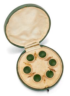 A CASED SET OF GREEN AGATE DRESS STUDS, set with round gree