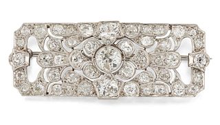AN EARLY 20TH CENTURY DIAMOND BROOCH, the central round old