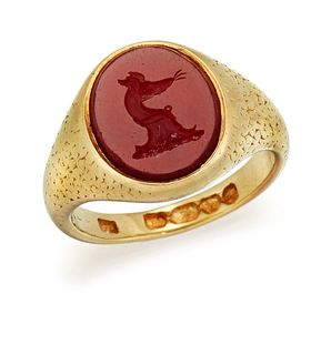 AN 18 CARAT GOLD INTAGLIO SIGNET RING, the oval carnelian i