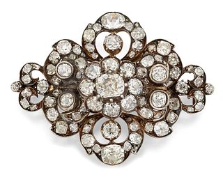 A LATE 19TH/EARLY 20TH CENTURY DIAMOND BROOCH, the central 