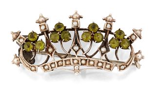 A PERIDOT AND SEED PEARL CROWN BROOCH, set with trefoils of
