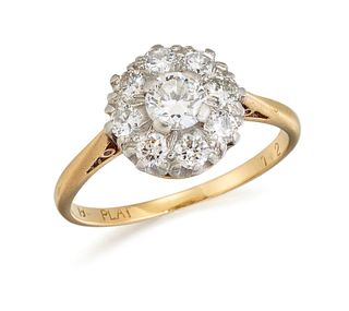 AN 18 CARAT GOLD AND PLATINUM DIAMOND CLUSTER RING, the rou