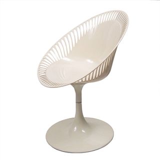 Sillón. Siglo XX. Diseño retro inspirado en el "Egg Chair" de diseño danés. Elaborada en fibra de vidrio. Sistema giratorio.