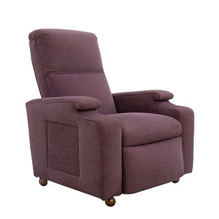 Reposet. Tapicería en color morado. Con respaldo cerrado reclinable, asiento acojinado, reposa pies y compartimentos laterales.