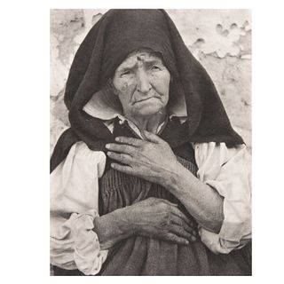 José Ortiz Echagüe. (México, 1886 -España 1980) "Old woman from Anso". Fotograbado. Impreso en España, 1963.
