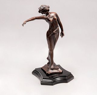 Femme fatale. Siglo XX. Estilo Art Nouveau. Fundición en bronce. Con base de madera. 31 x 21 x 11 cm