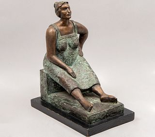 Carlos Aguirre. Mujer sentada. Firmada. Fundición en bronce patinado con base de madera. 32 x 26 x 14 cm
